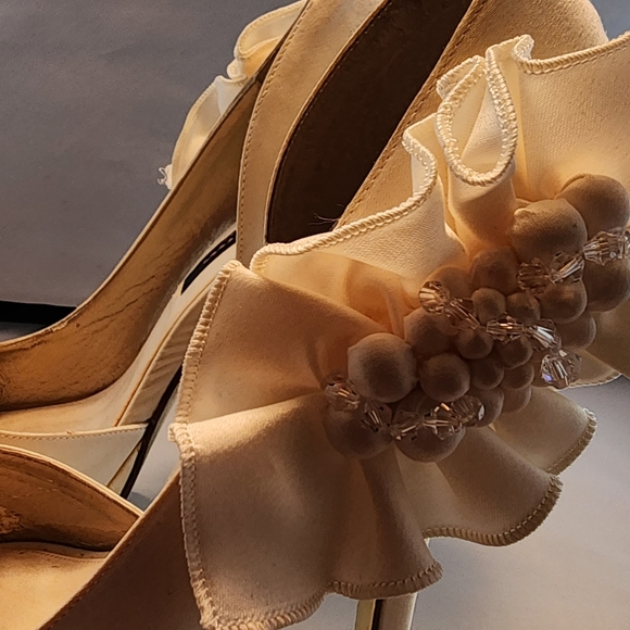 New Nina Ivory Platform Ruffle and Beaded Embellished Pump Size 9M - Picture 7 of 10